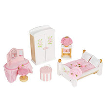 Load image into Gallery viewer, Le Toy Van - Wooden Daisylane Master Bedroom Dolls House | Accessories Play Set For Dolls Houses | Girls and Boys Dolls House Furniture Sets - Suitable For Ages 3+, ME057

